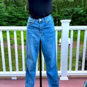 Universal Thread high rise skinny jeans in medium wash. Size 4/27R